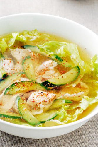 キュウリとレタスのピリカラスープ